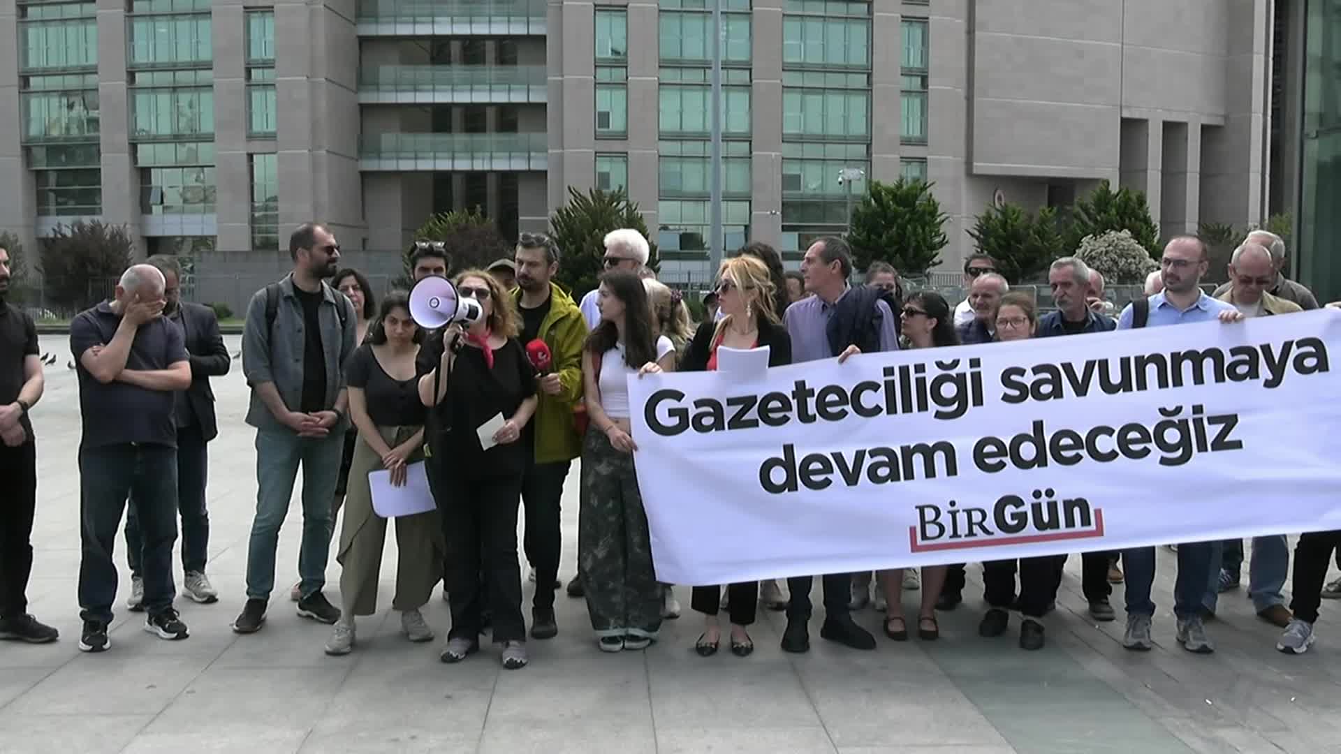 Sarya Toprak’a Destek İçin Adliye Önünde Toplandılar
