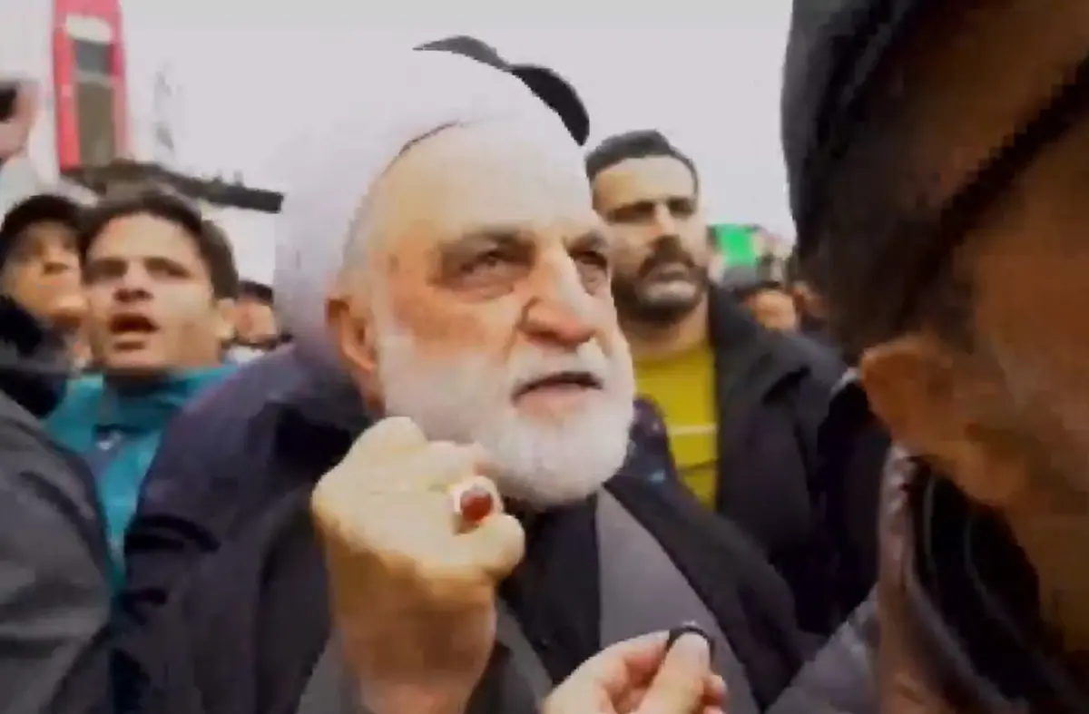 Savaşın ortasında gövde gösterisi! İsrail bombaları düşerken, Pezeşkiyan ve Erakçi sokaklara çıktı 4