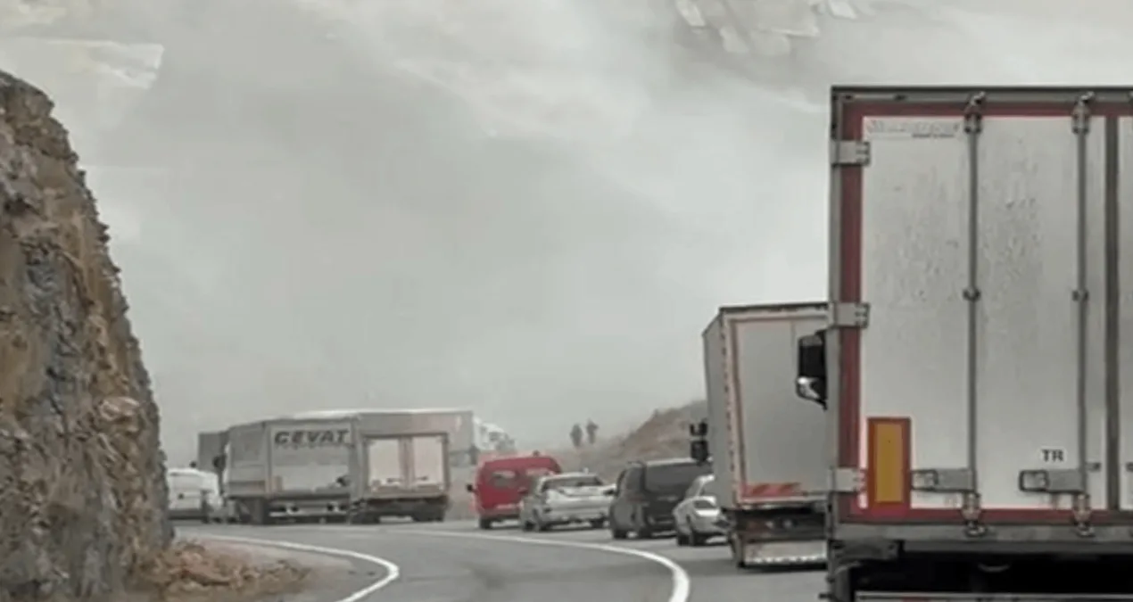 Şavşat’ta Heyelan: Yol Kapandı, Dikkatli Olun!