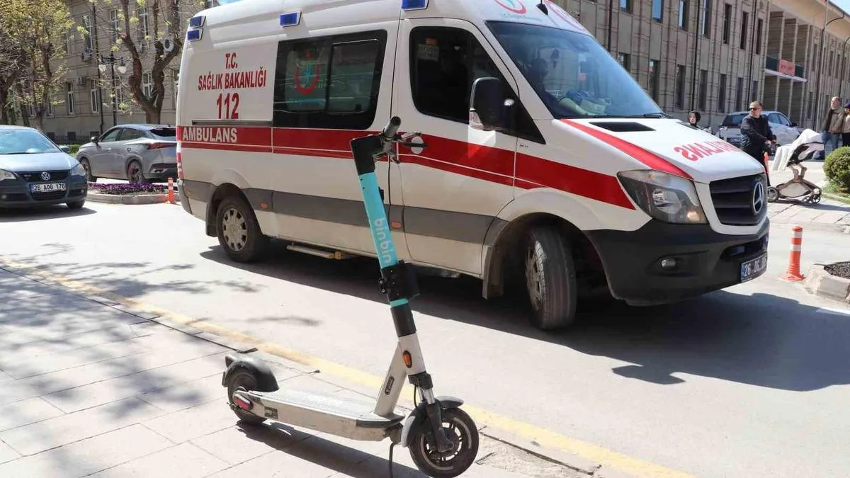 Scooter ile otomobil çarpıştı, genç kız yaralandı