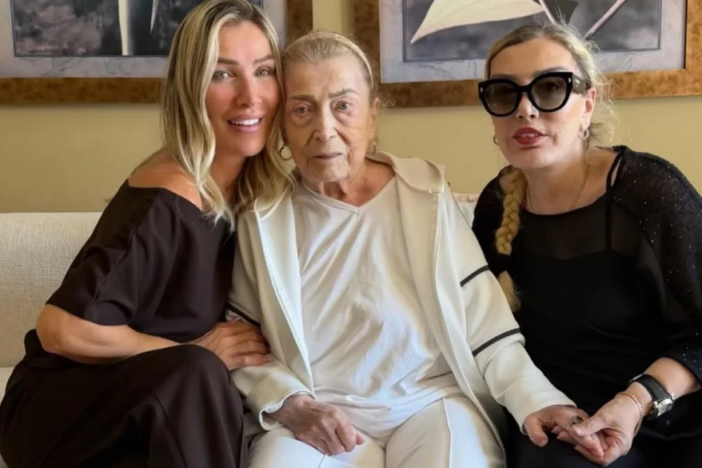 Seda Sayan, Annesi ve Ablasıyla Kameralara Poz Verdi