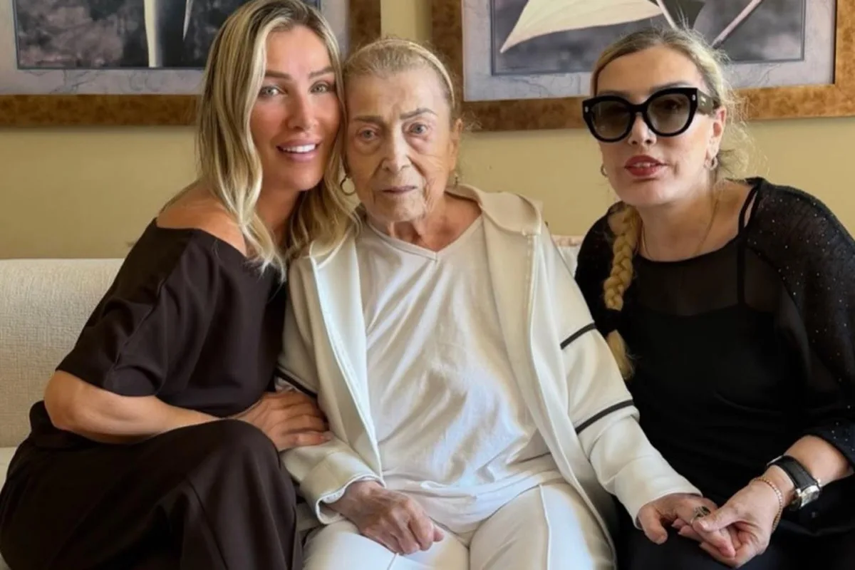 Seda Sayan, Annesi ve Ablasıyla Kameralara Poz Verdi