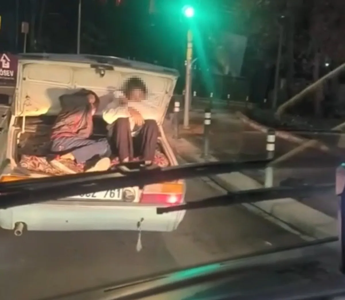 Sefaköy'de otomobilin bagajında 2 çocuk tehlikeli yolculuk yaptı