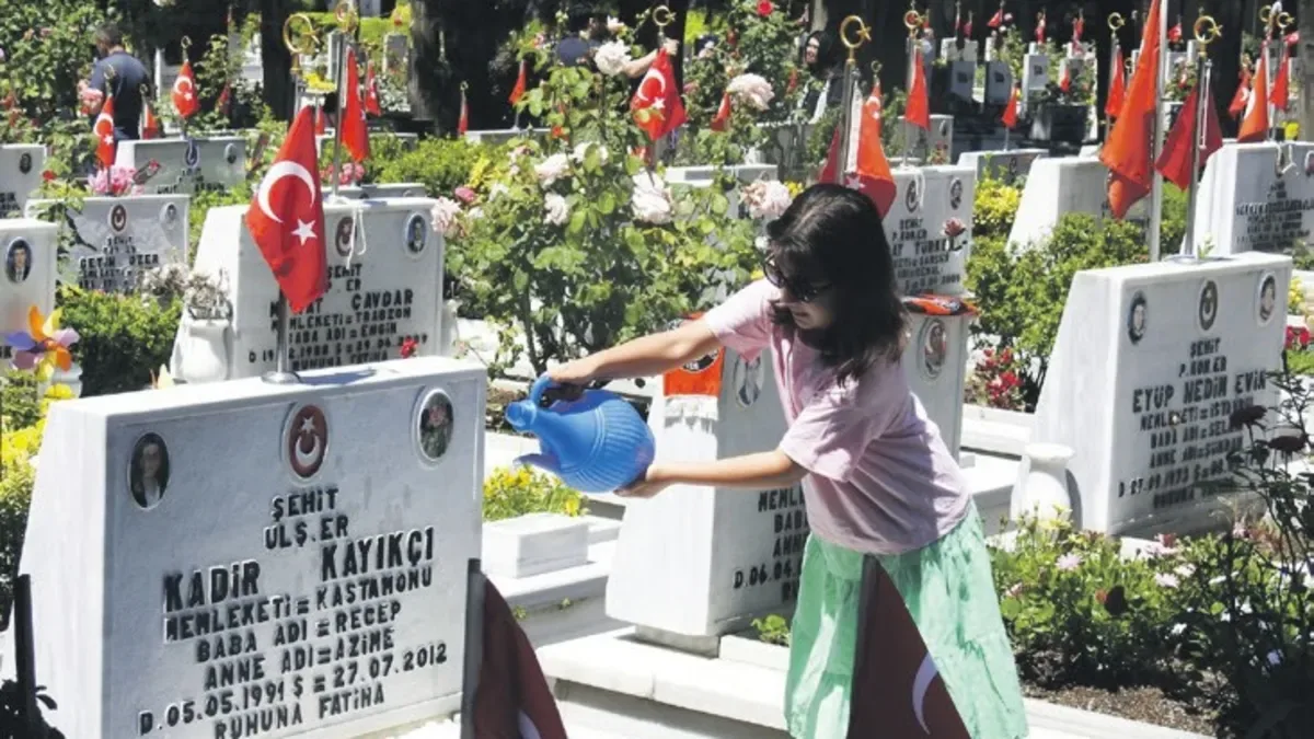 Şehit Mezarlıklarında Bayram Coşkusu