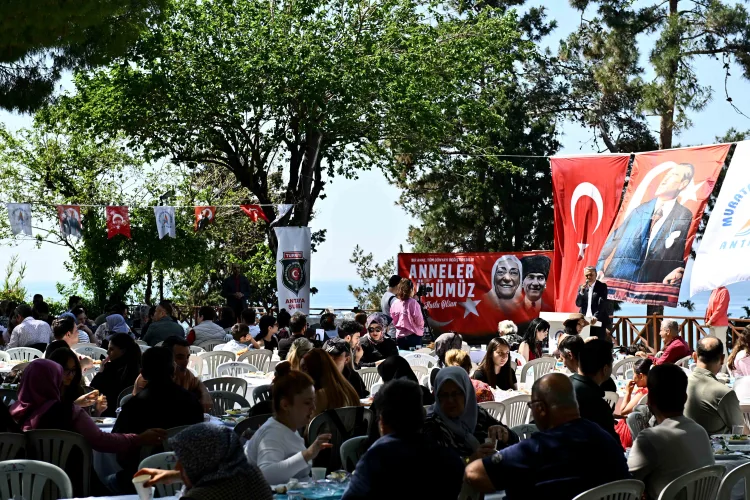 Şehit ve Gazi Annelerine Özel Anneler Günü