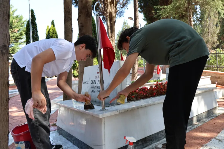 Şehitlikte Gençlerden Anlamlı Temizlik Etkinliği