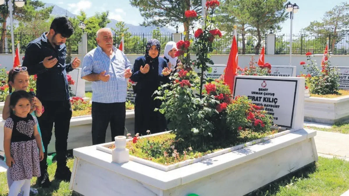 Şehitlikte Kahraman Annelerin Duygusal Anları