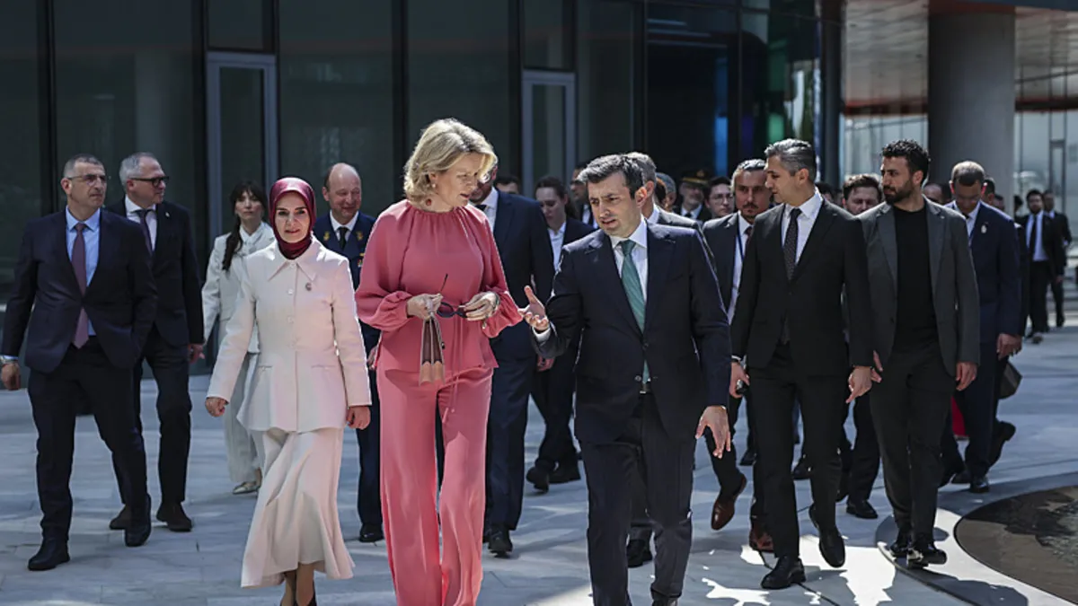Selçuk Bayraktar’dan Kraliçe Mathilde’ye Sunum
