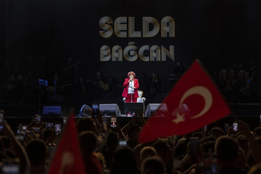 Selda Bağcan, Mersin’de Cumhuriyet Coşkusu Yaşattı!