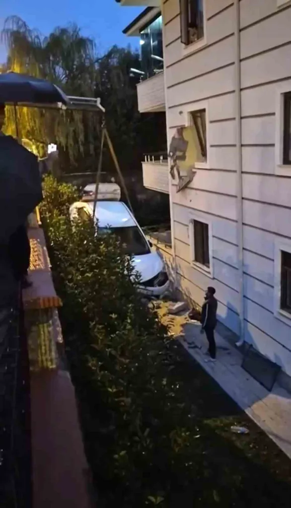 Serdivan’da Otomobil Apartmana Çarptı, Yaralı Yok