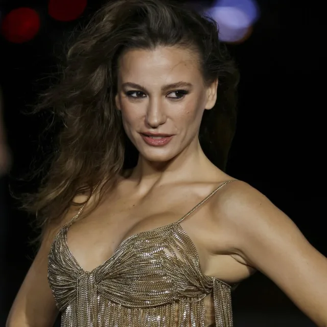 Serenay Sarıkaya, Paris Moda Haftası’nda Göz Kamaştırdı: Elbisesinin Fiyatı 528 Bin TL!