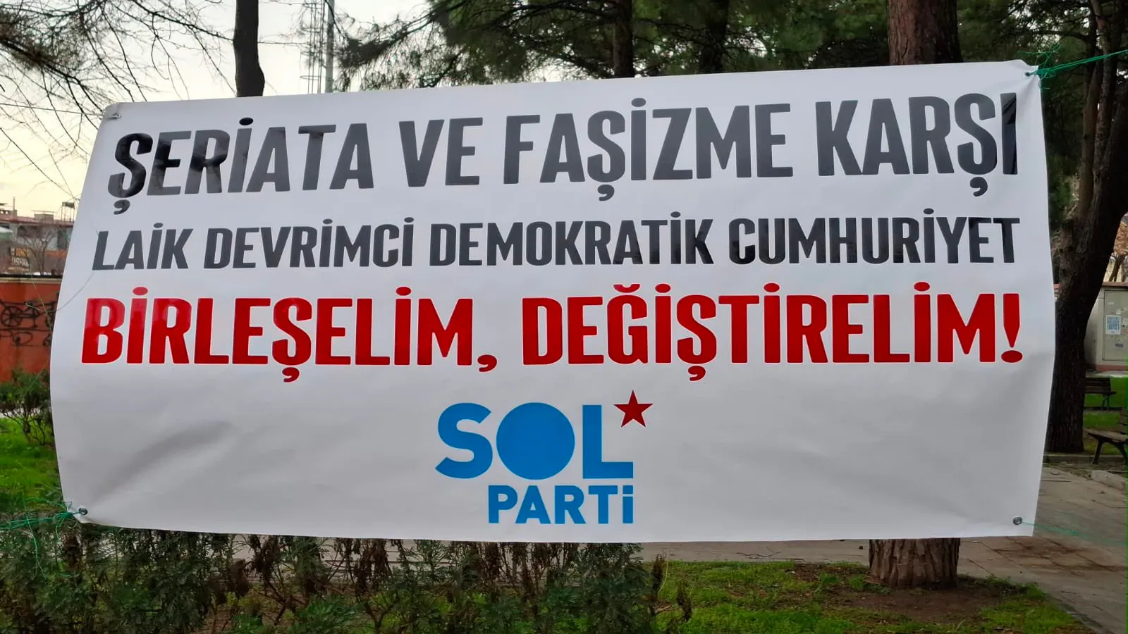 Şeriat karşıtı pankartla iki parti üyesi gözaltında!
