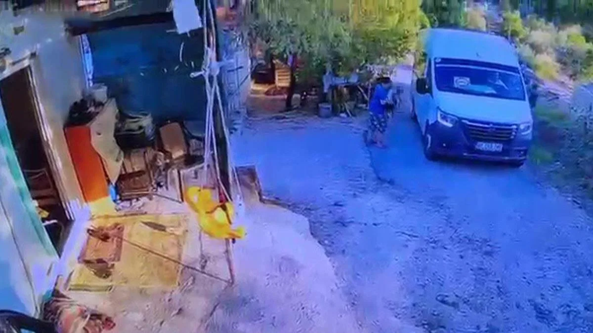 Serik’te Minibüs Kazası: 1,5 Yaşındaki Çocuk Hayatını Kaybetti