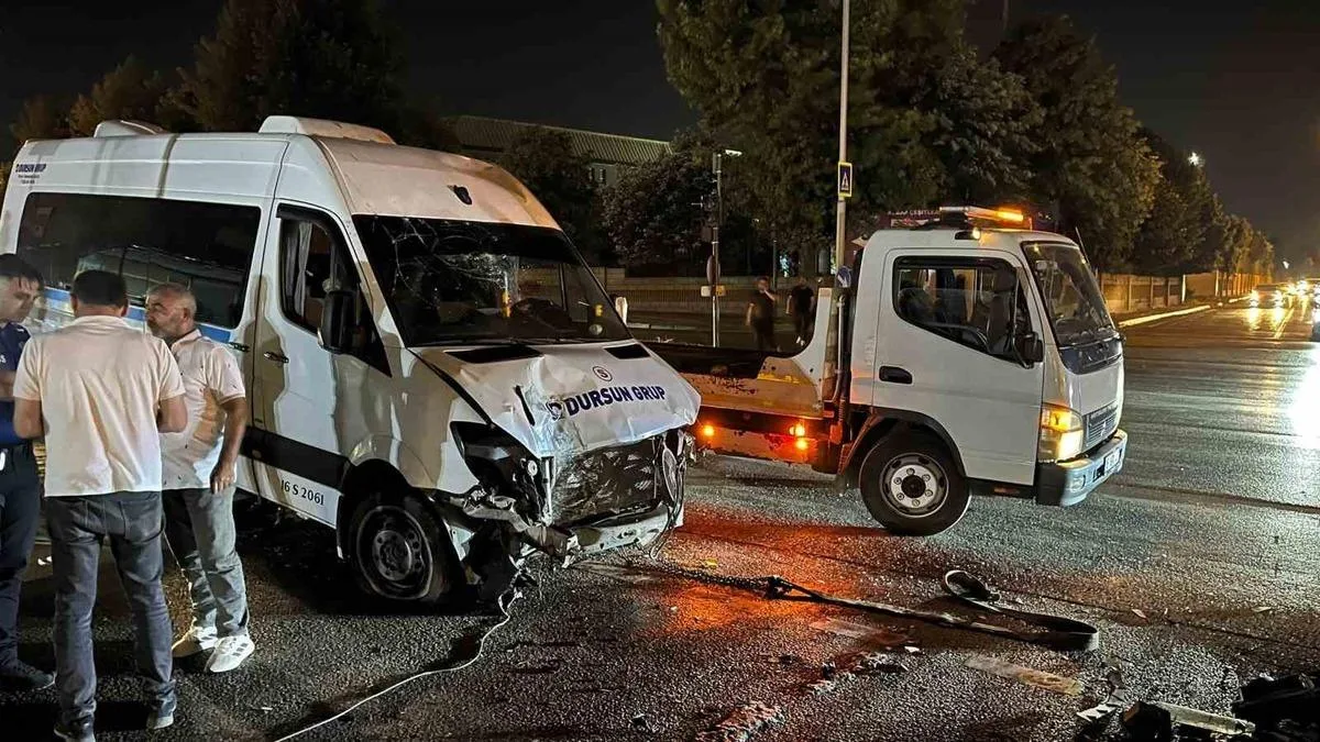 Servis Minibüsü Refüje Çıktı: Sürücü Yaralandı