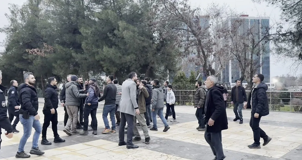 Seyyar Satıcılarla Zabıta Arasında Gerginlik!