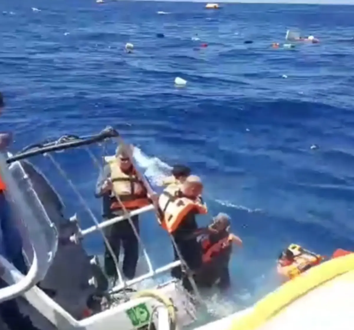 Son dakika: Girne açıklarında yolcu gemisi alabora oldu! Denizde can pazarı 7