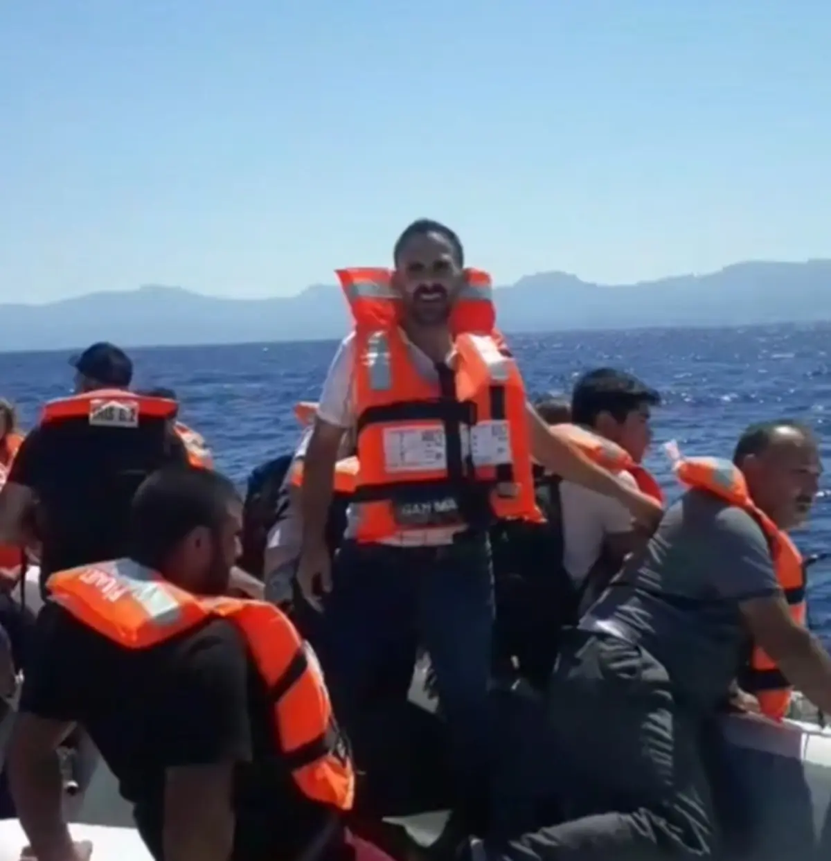 Son dakika: Girne açıklarında yolcu gemisi alabora oldu! Denizde can pazarı 6