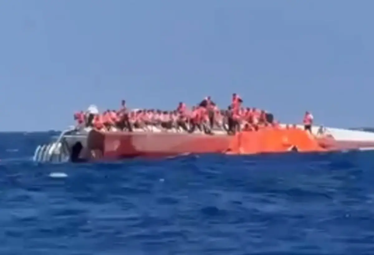 Son dakika: Girne açıklarında yolcu gemisi alabora oldu! Denizde can pazarı 3