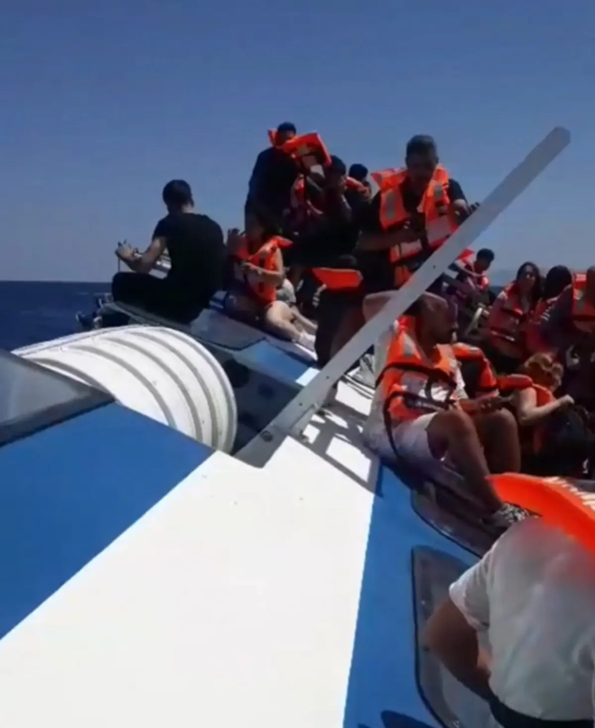 Son dakika: Girne açıklarında yolcu gemisi alabora oldu! Denizde can pazarı 5