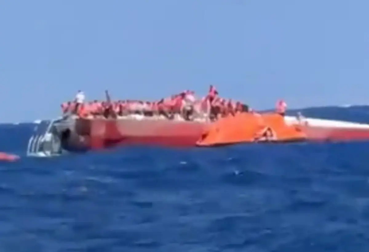 Son dakika: Girne açıklarında yolcu gemisi alabora oldu! Denizde can pazarı 2