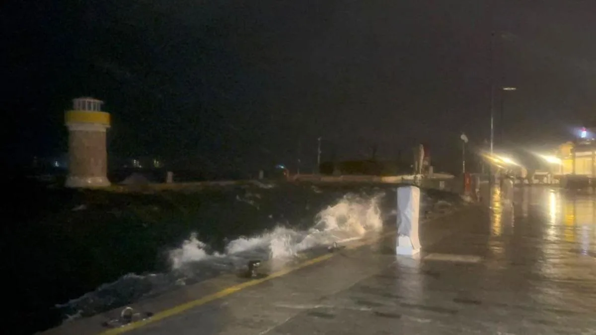 Şiddetli Rüzgar Marmaris’te Dalgalara Neden Oldu