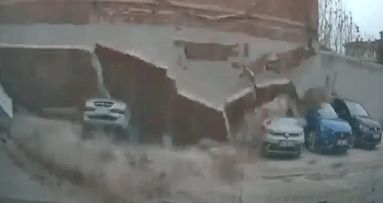 Şiddetli Rüzgar Metruk Binayı Devirdi, Araçlar Hasar Gördü