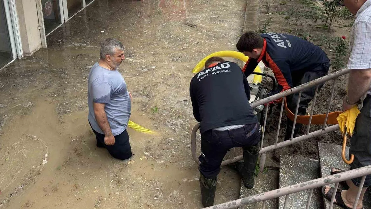 Şiddetli Yağış Güngören’de Hayatı Felç Etti