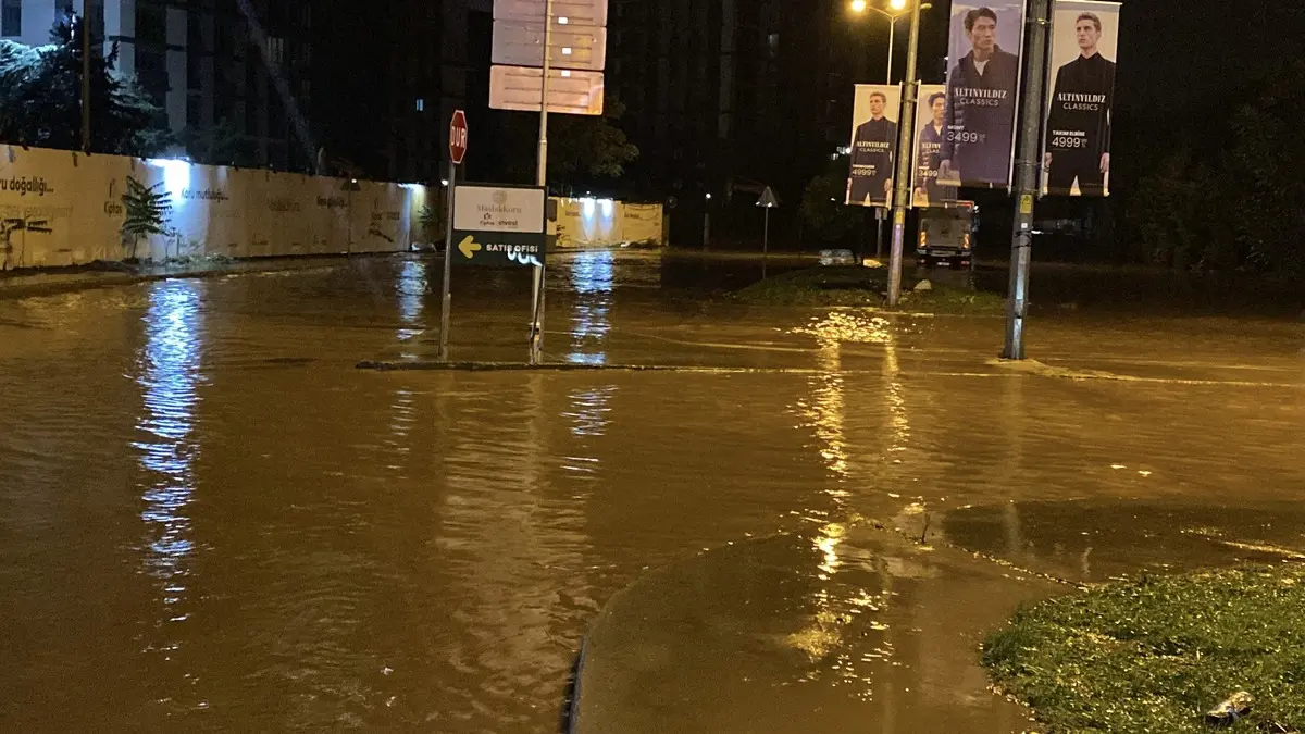 200 den fazla kişi aynı caddede mahsur kaldı! Kamyonla kurtarıldılar 3