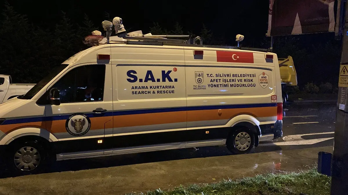 200 den fazla kişi aynı caddede mahsur kaldı! Kamyonla kurtarıldılar 2