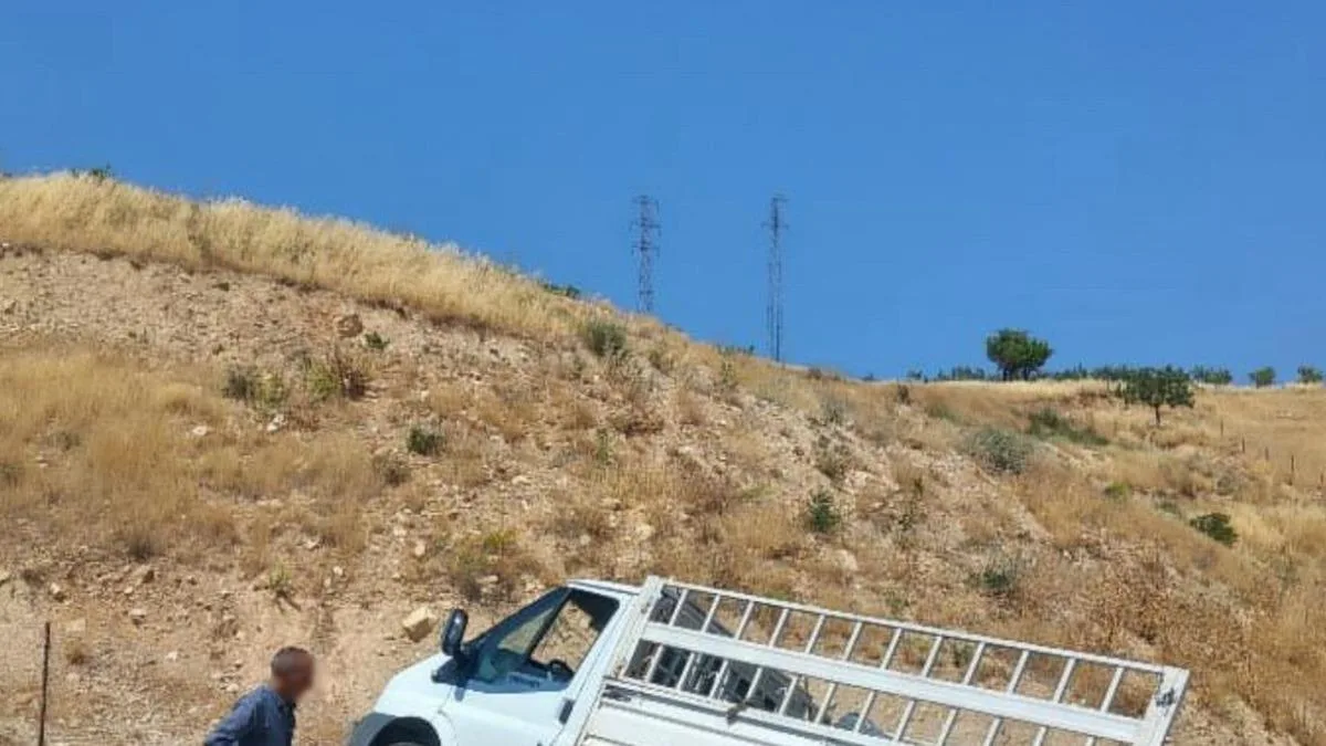 Siirt’te Ticari Araç Şarampole Devrildi!