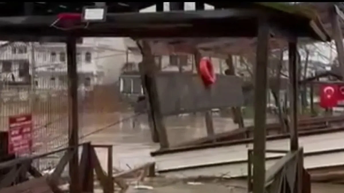 Şile’de Sağanak Yağış, Çay Bahçesini Sular Altında Bıraktı