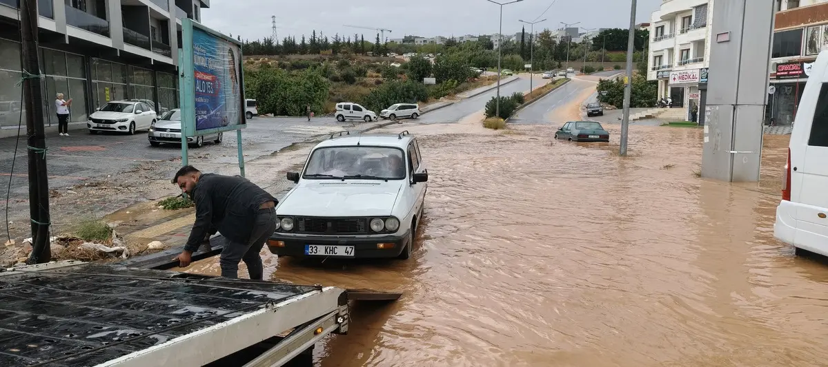 Görüntüler bugün çekildi! Araçlar suya gömüldü 2