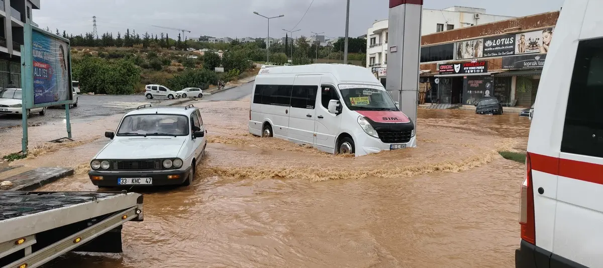 Görüntüler bugün çekildi! Araçlar suya gömüldü 4