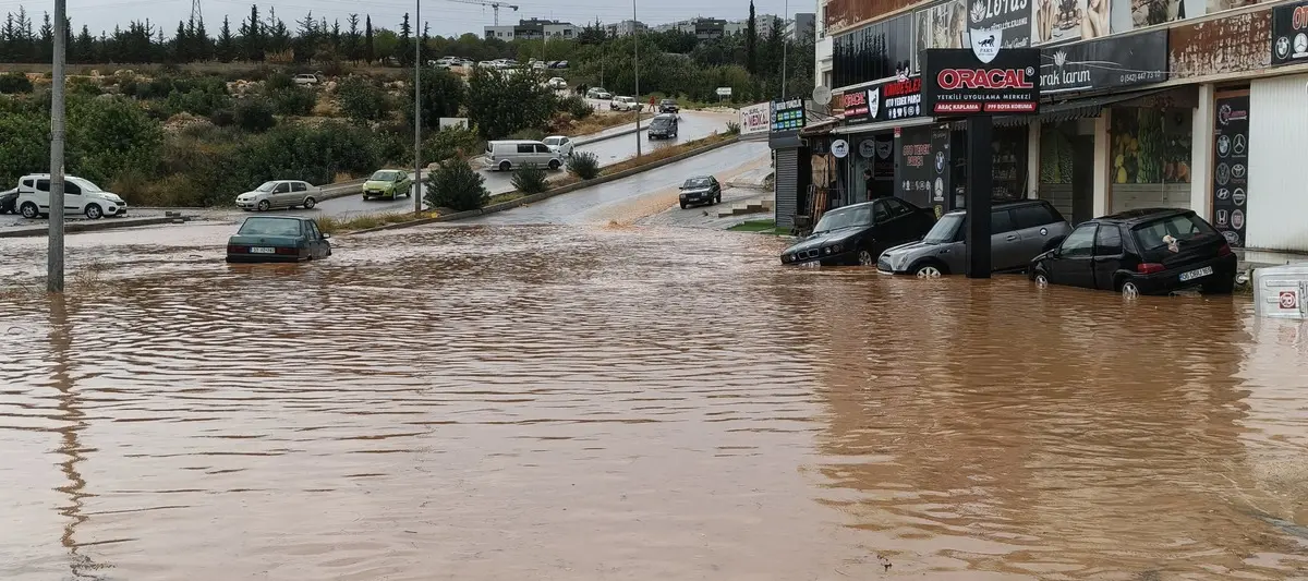 Görüntüler bugün çekildi! Araçlar suya gömüldü 5