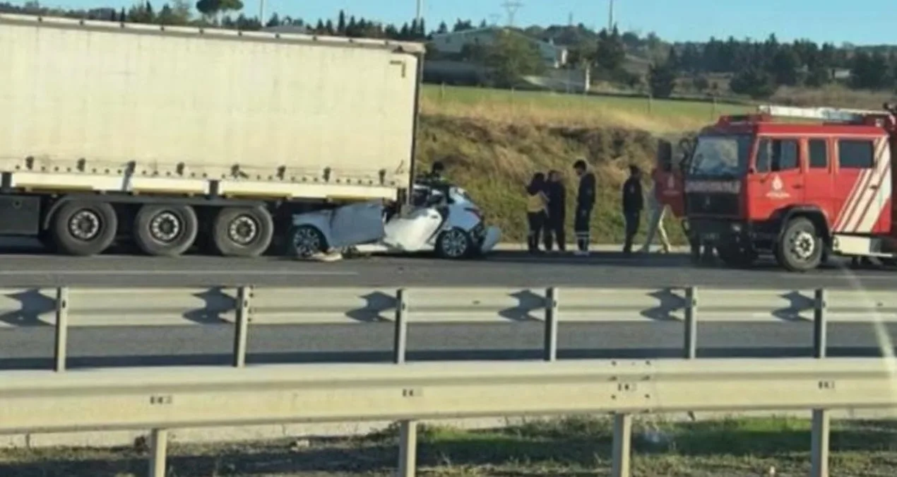 Silivri’de Feci Kaza: Otomobil TIR’a Çarptı!