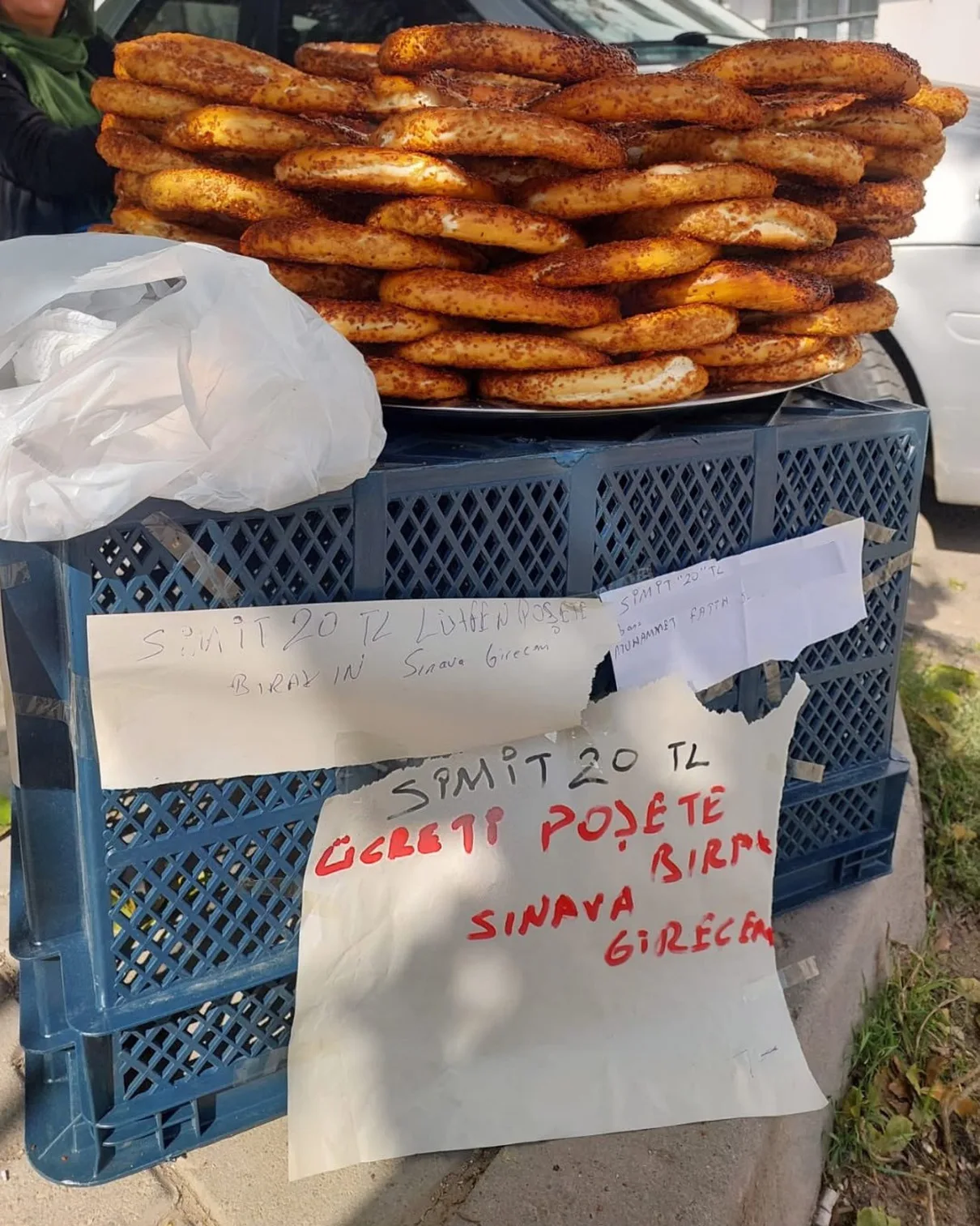 Simitçi Sınava Giderken Tezgahını Notla Bıraktı