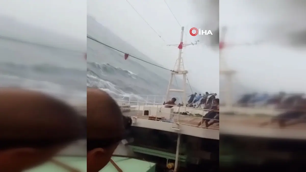 Singapur da korkunç gemi kazası! Yaşanan can pazarı kamerada 3