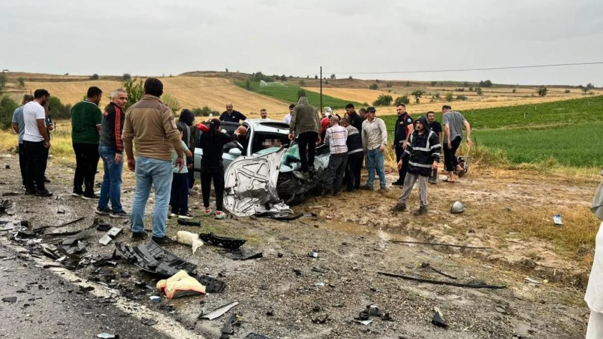 Sinop’ta Feci Kaza: Kamyonet ve Otomobil Çarpıştı!