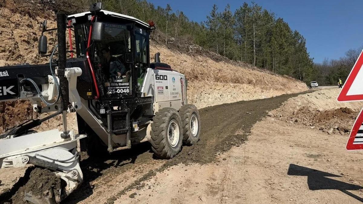 Sinop’ta Heyelan Sonrası Yol Bakım Çalışmaları Devam Ediyor