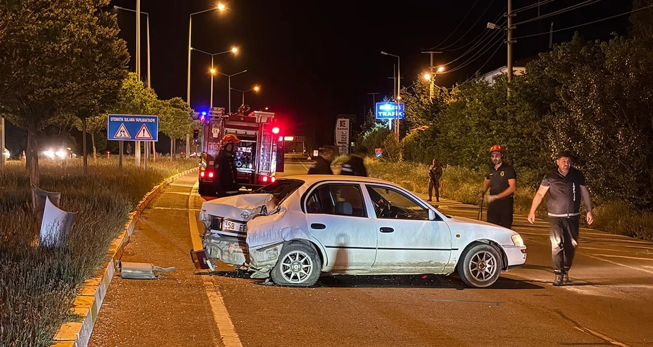 Sivas’ta Feci Kaza: 5 Yaralı, Yol Kapandı!