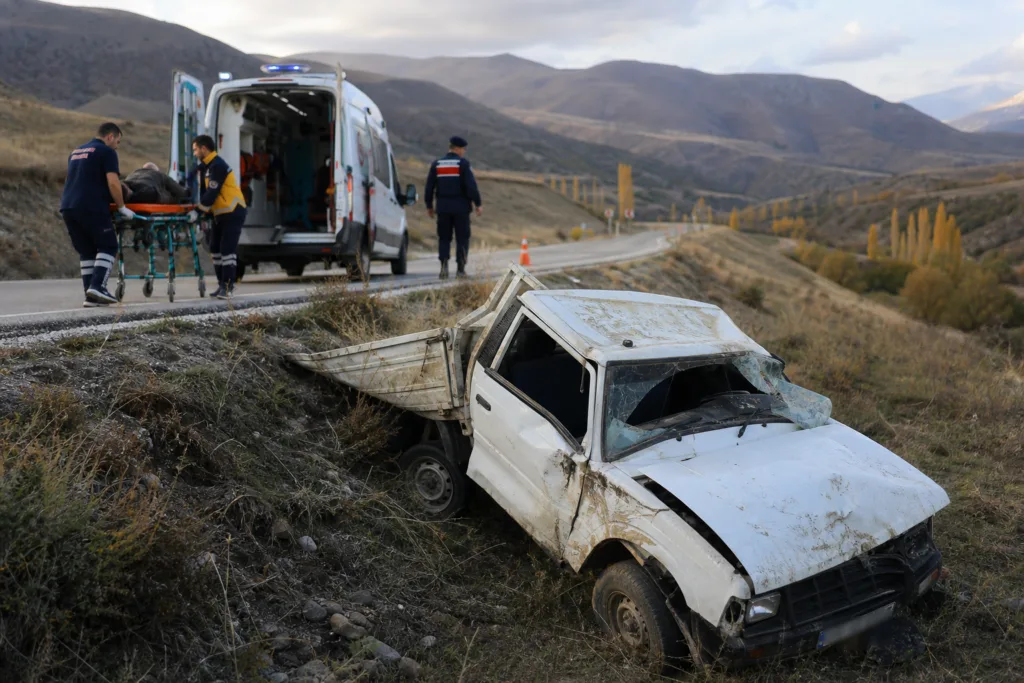 Sivas’ta Kamyonet Devrildi, Sürücü Hastaneye Kaldırıldı