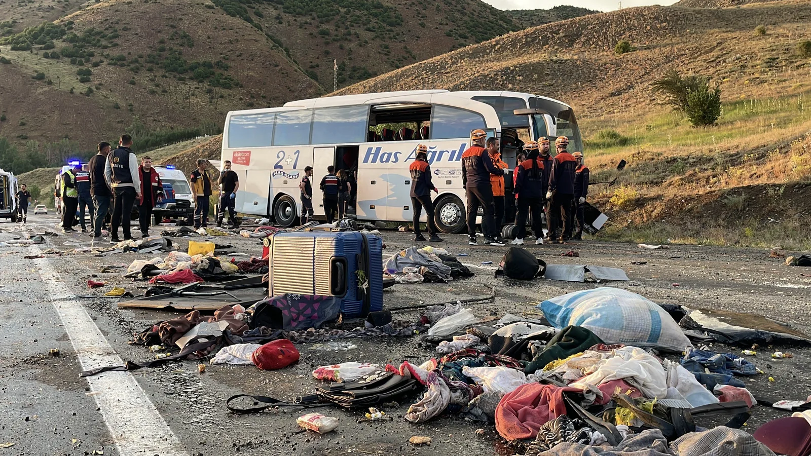Sivas’ta Otobüs Devrildi: 3 Ölü, 24 Yaralı!