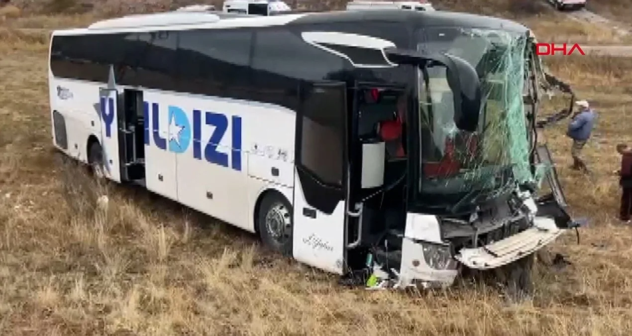 Sivas’ta Otobüs ve TIR Çarpıştı: 20 Yaralı!