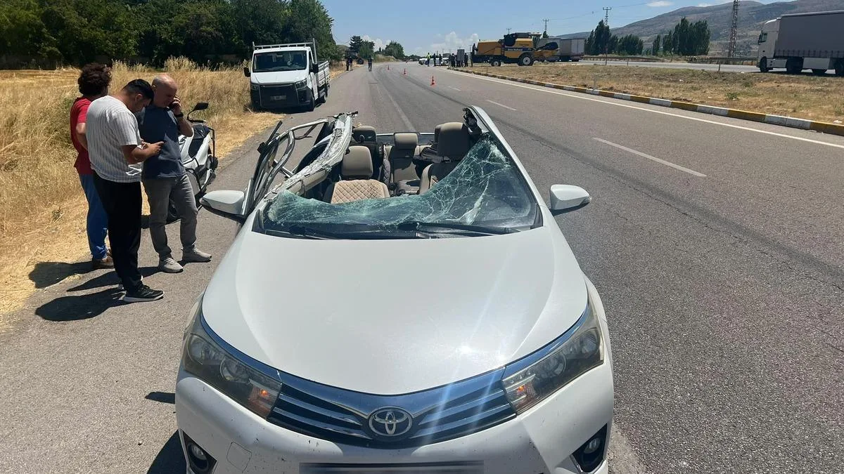 Sivas’ta Otomobil ile Biçerdöver Çarpıştı: 3 Yaralı