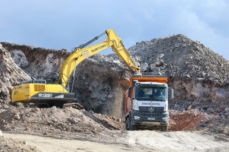 Sivas’ta Yeni Taş Ocağı, Yol Çalışmalarına Güç Katıyor