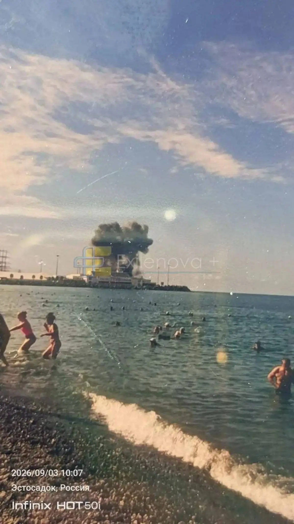 O ülkede kaos! Turizm kentine bombalar yağdı: İnsanlar sahilde kaçacak yer aradı 5