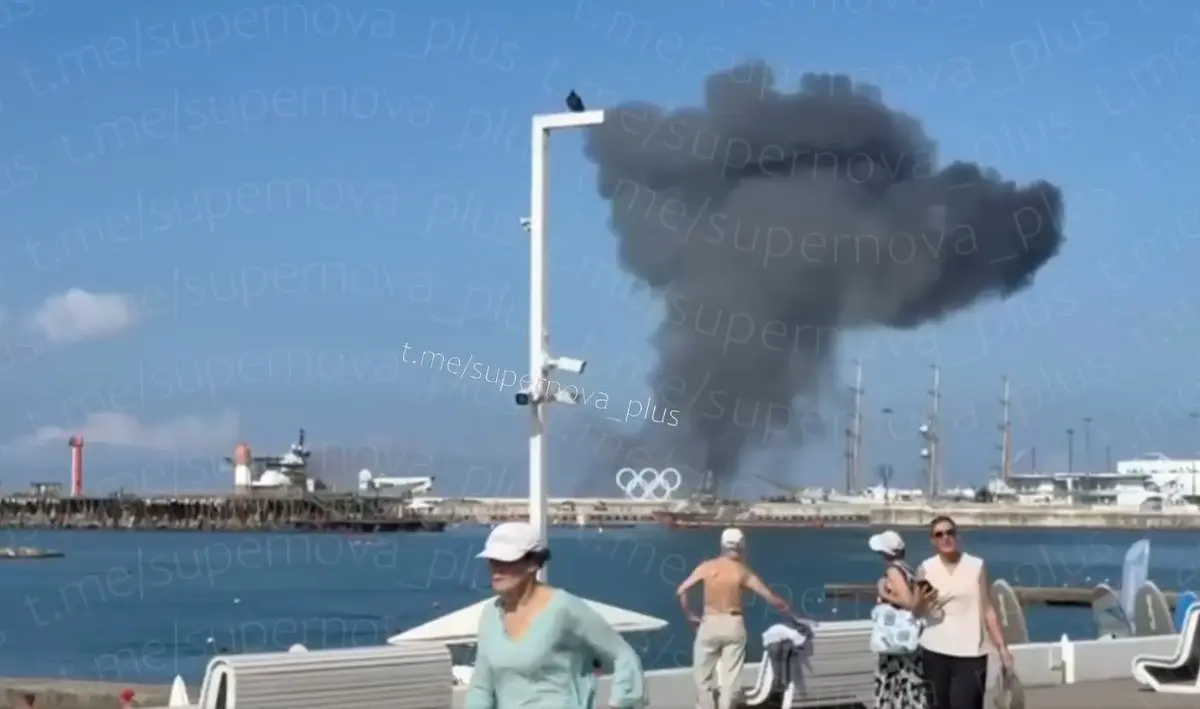 O ülkede kaos! Turizm kentine bombalar yağdı: İnsanlar sahilde kaçacak yer aradı 3