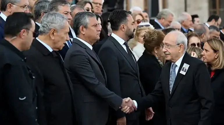 Soğuk tokalaşmanın ötesinde: Özel ve Kılıçdaroğlu arasında kurultaydan ayrılığa uzanan süreç!