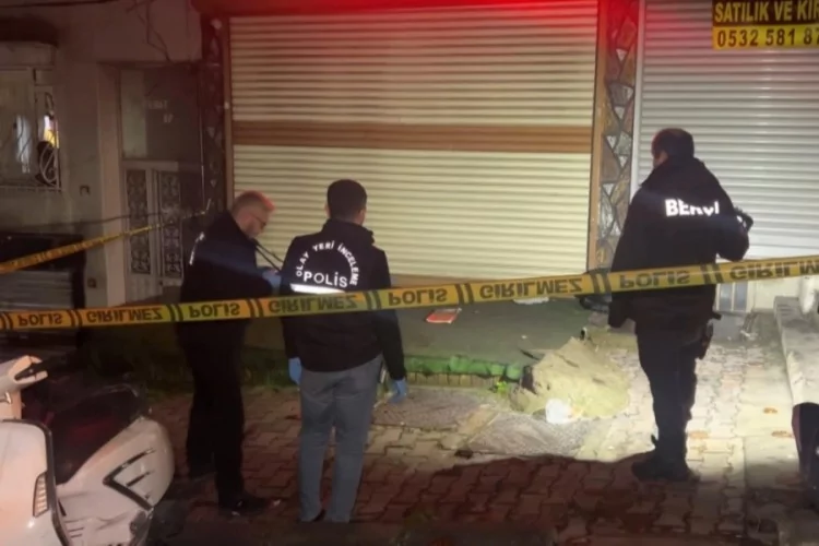 Sokakta Silahlı Saldırı: Kanlar İçinde Yere Yığıldı