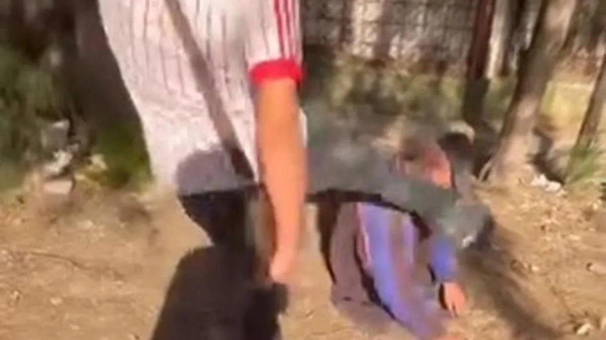 Sokakta Uyuyan Yaşlıya Tekme Atanlar Serbest!